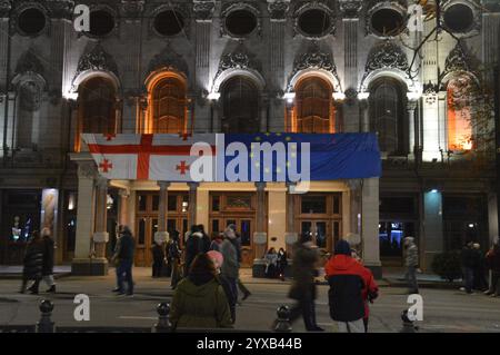 Tbilisi, Georgia - 11 dicembre 2024 - bandiere georgiane ed europee appese fianco a fianco su Rustaveli Avenue durante una manifestazione filo-europea nei pressi del Parlamento georgiano. (Foto di Markku Rainer Peltonen) Foto Stock