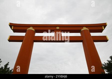 Vista panoramica dell'imponente grande porta Torii vermiglio sulla parte di Jingu-michi del santuario shintoista Heian Jingū a Sakyō-ku, Kyoto, Giappone. Foto Stock