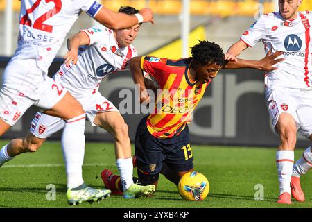 L'ala difensiva di Lecce Patrick Dorgu (13 US Lecce) e il centro di Monza Alessandro bianco (42 AC Monza) in azione durante la partita di calcio di serie A Enilive tra US Lecce e AC Monza allo stadio via del Mare di Lecce, Italia, domenica 15 dicembre 2024. (Immagine di credito: © Giovanni Evangelista/LaPresse) Foto Stock