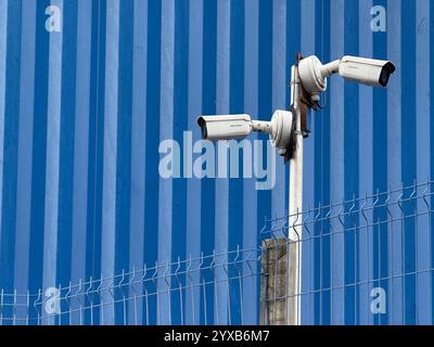 Telecamere di sicurezza sul sito dell'edificio contro il container blu (demolizione del vecchio Royal Liverpool Hospital) Foto Stock