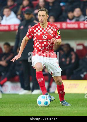 Mainz, Germania. 14 dicembre 2024. Dominik Kohr, MZ 31 nella partita FSV MAINZ 05 - FC BAYERN MUENCHEN 2-1 il 14 dicembre 2024 a Magonza, Germania. Stagione 2024/2025, 1.Bundesliga, FCB, Monaco, giorno 14, 14.Spieltag Photographer: immagini ddp/STAR-images - LE NORMATIVE DFL VIETANO QUALSIASI USO DI FOTOGRAFIE come SEQUENZE DI IMMAGINI e/o QUASI-VIDEO - crediti: ddp media GmbH/Alamy Live News Foto Stock