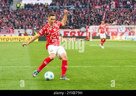 Mainz, Germania. 14 dicembre 2024. Dominik Kohr, MZ 31 nella partita FSV MAINZ 05 - FC BAYERN MUENCHEN 2-1 il 14 dicembre 2024 a Magonza, Germania. Stagione 2024/2025, 1.Bundesliga, FCB, Monaco, giorno 14, 14.Spieltag Photographer: immagini ddp/STAR-images - LE NORMATIVE DFL VIETANO QUALSIASI USO DI FOTOGRAFIE come SEQUENZE DI IMMAGINI e/o QUASI-VIDEO - crediti: ddp media GmbH/Alamy Live News Foto Stock