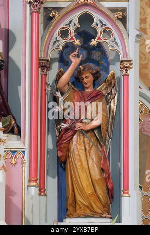 Arcangelo Gabriele, statua sull'altare maggiore nella chiesa parrocchiale della Visitazione della Vergine Maria a Mahicno, Croazia Foto Stock