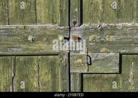 Porta stalla rustica in legno in una piccola cittadina in Toscana Foto Stock