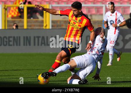 Lecce, Italia. 15 dicembre 2024. L'ala offensiva di Lecce Santiago Pierotti (50 US Lecce) e il difensore centrale di Monza Luca Caldirola (5 AC Monza) in azione durante la partita di calcio di serie A Enilive tra US Lecce e AC Monza allo stadio via del Mare di Lecce, Italia, domenica 15 dicembre 2024. (Immagine di credito: © Giovanni Evangelista/LaPresse) credito: LaPresse/Alamy Live News Foto Stock