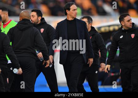 Lecce, Italia. 15 dicembre 2024. Il capo allenatore di Monza Alessandro Nesta gesti-reagisce durante la partita di calcio di serie A Enilive tra US Lecce e AC Monza allo stadio via del Mare di Lecce, Italia, domenica 15 dicembre 2024. (Immagine di credito: © Giovanni Evangelista/LaPresse) credito: LaPresse/Alamy Live News Foto Stock