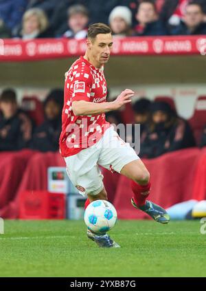 Mainz, Germania. 14 dicembre 2024. Dominik Kohr, MZ 31 nella partita FSV MAINZ 05 - FC BAYERN MUENCHEN 2-1 il 14 dicembre 2024 a Magonza, Germania. Stagione 2024/2025, 1.Bundesliga, FCB, Monaco, giorno 14, 14.Spieltag Photographer: immagini ddp/STAR-images - LE NORMATIVE DFL VIETANO QUALSIASI USO DI FOTOGRAFIE come SEQUENZE DI IMMAGINI e/o QUASI-VIDEO - crediti: ddp media GmbH/Alamy Live News Foto Stock