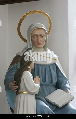 Sant'Anna con la Vergine Maria, statua nella Chiesa di Visitazione della Vergine Maria a Sisak, Croazia Foto Stock