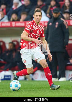 Mainz, Germania. 14 dicembre 2024. Dominik Kohr, MZ 31 nella partita FSV MAINZ 05 - FC BAYERN MUENCHEN 2-1 il 14 dicembre 2024 a Magonza, Germania. Stagione 2024/2025, 1.Bundesliga, FCB, Monaco, giorno 14, 14.Spieltag Photographer: immagini ddp/STAR-images - LE NORMATIVE DFL VIETANO QUALSIASI USO DI FOTOGRAFIE come SEQUENZE DI IMMAGINI e/o QUASI-VIDEO - crediti: ddp media GmbH/Alamy Live News Foto Stock