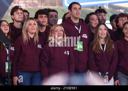 Roma, Italia. 15 dicembre 2024. Roma, Italia 15.12.2024: Giorgia Meloni saluta il pubblico al termine dell'evento politico organizzato dal partito al governo Fratelli D'Italia chiamato Atreju 2024 al Circo massimo credito: Agenzia fotografica indipendente/Alamy Live News Foto Stock