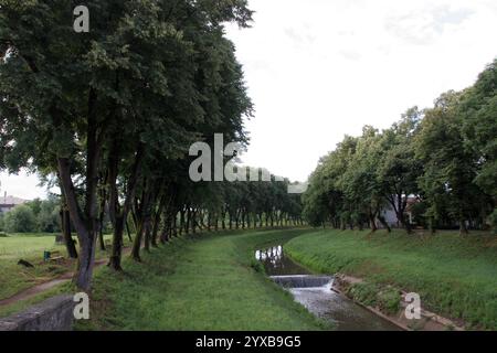 Fiume Petrinjcica nel centro della città di Petrinja, Croazia Foto Stock