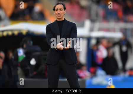 Lecce, Italia. 15 dicembre 2024. Il capo allenatore di Monza Alessandro Nesta gesti-reagisce durante la partita di calcio di serie A Enilive tra US Lecce e AC Monza allo stadio via del Mare di Lecce, Italia, domenica 15 dicembre 2024. (Immagine di credito: © Giovanni Evangelista/LaPresse) credito: LaPresse/Alamy Live News Foto Stock