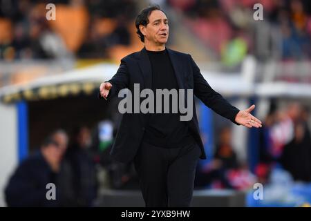 Lecce, Italia. 15 dicembre 2024. Il capo allenatore di Monza Alessandro Nesta gesti-reagisce durante la partita di calcio di serie A Enilive tra US Lecce e AC Monza allo stadio via del Mare di Lecce, Italia, domenica 15 dicembre 2024. (Immagine di credito: © Giovanni Evangelista/LaPresse) credito: LaPresse/Alamy Live News Foto Stock