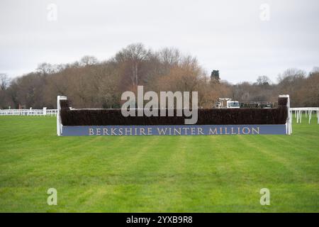 Windsor, Berkshire, Regno Unito. 15 dicembre 2024. L'ippodromo di Windsor, nel Berkshire, è pronto per l'incontro Jumps Racing Returns dopo vent'anni. L'ultimo salto in pista avvenne nel 2005. Il personale stava ricevendo il briefing stamattina in pista dall'addetto al campo. Crediti: Maureen McLean/Alamy Live News Foto Stock