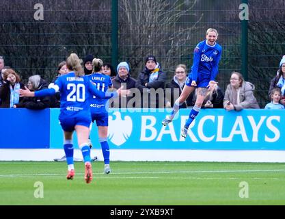 Lucy Hope (a destra) dell'Everton festeggia dopo aver segnato il suo primo gol nella partita della Barclays Women's Super League al Walton Hall Park, Liverpool. Data foto: Domenica 15 dicembre 2024. Foto Stock