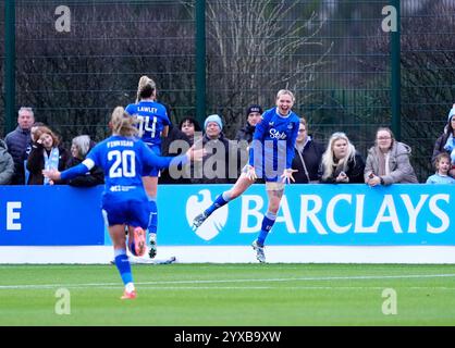 Lucy Hope (a destra) dell'Everton festeggia dopo aver segnato il suo primo gol nella partita della Barclays Women's Super League al Walton Hall Park, Liverpool. Data foto: Domenica 15 dicembre 2024. Foto Stock