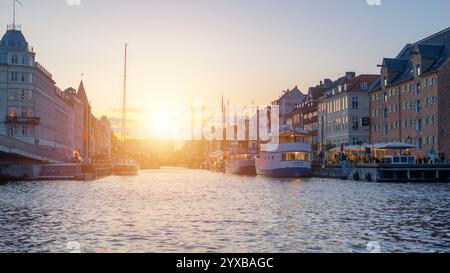 Copenaghen, Danimarca - 13 settembre 2024: Canale Nyhavn a Copenaghen al tramonto. Foto Stock
