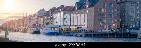 Copenaghen, Danimarca - 13 settembre 2024: Immagine panoramica del canale Nyhavn a Copenaghen al tramonto. Foto Stock