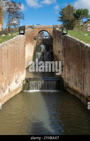 Serie di chiuse dell'infrastruttura idraulica del canale Castilla a Palencia, Castilla León, Spagna. Foto Stock