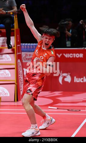 Hangzhou, Cina. 15 dicembre 2024. Wang Zhiyi celebra la vittoria dopo il match finale femminile tra Wang Zhiyi della Cina e Han Yue della Cina alle finali del BWF World Tour 2024 a Hangzhou, Cina, 15 dicembre 2024. Crediti: Hou Zhaokang/Xinhua/Alamy Live News Foto Stock