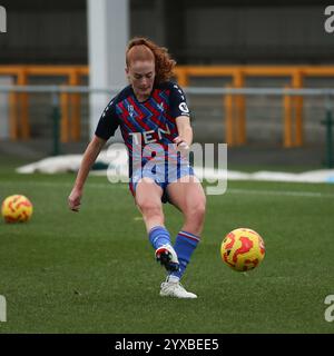 Sutton, Regno Unito. 15 dicembre 2024. Annabel Blanchard di Crystal Palace Women si scalda durante la partita di Super League femminile tra Crystal Palace Women e Manchester United Women a Gander Green Lane, Sutton, Inghilterra, il 15 dicembre 2024. Foto di Ken Sparks. Solo per uso editoriale, licenza richiesta per uso commerciale. Non utilizzare in scommesse, giochi o pubblicazioni di singoli club/campionato/giocatori. Crediti: UK Sports Pics Ltd/Alamy Live News Foto Stock