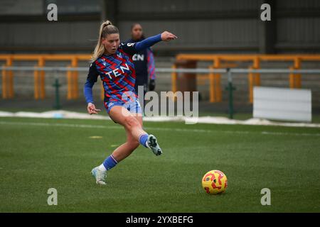 Sutton, Regno Unito. 15 dicembre 2024. Hayley Nolan di Crystal Palace Women si scalda durante la partita di Super League femminile tra Crystal Palace Women e Manchester United Women a Gander Green Lane, Sutton, Inghilterra, il 15 dicembre 2024. Foto di Ken Sparks. Solo per uso editoriale, licenza richiesta per uso commerciale. Non utilizzare in scommesse, giochi o pubblicazioni di singoli club/campionato/giocatori. Crediti: UK Sports Pics Ltd/Alamy Live News Foto Stock