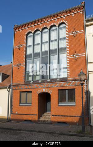 Edificio storico con facciata in mattoni e grandi finestre sotto un cielo limpido, l'isola della città vecchia di Werder in der Havel, Potsdam-Mittelmark, Brandenburg, Ger Foto Stock