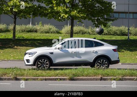 OSTRAVA, CECHIA - 28 SETTEMBRE 2023: Vista laterale del crossover bianco Renault Arkana parcheggiato sulla strada Foto Stock