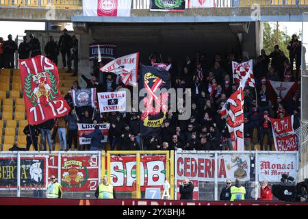 Lecce, Italia. 15 dicembre 2024. Tifosi dell'AC Monza nella partita tra US Lecce e AC Monza allo stadio Ettore Giardiniero - via del Mare a Lecce (Italia), Dic 15, 2024. Crediti: Insidefoto di andrea staccioli/Alamy Live News Foto Stock