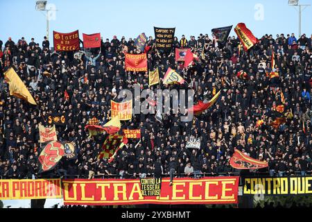 Lecce, Italia. 15 dicembre 2024. Tifosi del Lecce americano nella partita tra l'US Lecce e l'AC Monza allo stadio Ettore Giardiniero - via del Mare a Lecce (Italia), Dic 15, 2024. Crediti: Insidefoto di andrea staccioli/Alamy Live News Foto Stock