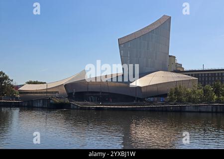 Imperial War Museum North, edificio accanto al fiume Irwell, Salford Quays Foto Stock
