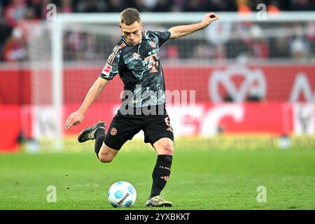 Mainz, Germania. 14 dicembre 2024. Fussball 1. Bundesliga 14. Spieltag 1. FSV Mainz 05 - FC Bayern Muenchen AM 14.12.2024 nella der Mewa Arena di Magonza Joshua Kimmich ( Monaco ) le normative DFL vietano qualsiasi uso di fotografie come sequenze di immagini e/o quasi-video. Foto: Revierfoto credito: ddp media GmbH/Alamy Live News Foto Stock