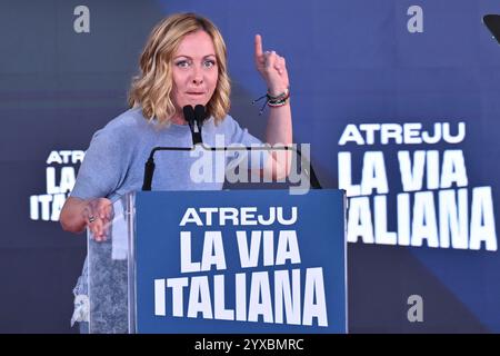 Roma, Italia. 15 dicembre 2024. Giorgia Meloni Presidente del Consiglio dei Ministri partecipa all'evento Atreju, la festa dei Fratelli d'Italia al Circo massimo, il 15 dicembre 2024 a Roma. 25° edizione di Atreju, il partito Fratelli d'Italia si tiene al Circo massimo, a Roma. Crediti: Domenico Cippitelli/Alamy Live News Foto Stock