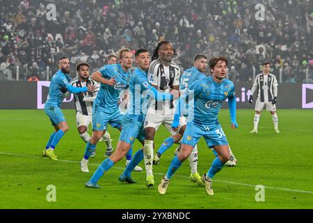 Torino, Italia. 14 dicembre 2024. Jay Idzes di Venezia e Khephren Thuram (19) della Juventus visti durante la partita di serie A tra Juventus e Venezia allo stadio Allianz di Torino. Credito: Gonzales Photo/Alamy Live News Foto Stock