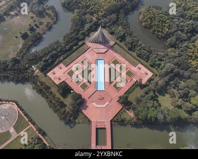 La National Memorial Tower o Jatiya Smriti Shoudha a Savar, a circa 20 km da Dhaka, costruita in memoria di coloro che sacrificarono la loro vita durante la guerra di liberazione del 1971. Dacca, Bangladesh. 15 dicembre 2024. Foto di Habibur Rahman/ABACAPRESS. COM credito: Abaca Press/Alamy Live News Foto Stock