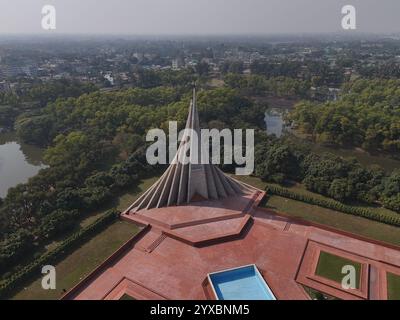 Dacca, Bangladesh. 7 dicembre 2024. La National Memorial Tower o Jatiya Smriti Shoudha a Savar, a circa 20 km da Dhaka, costruita in memoria di coloro che sacrificarono la loro vita durante la guerra di liberazione del 1971. Dacca, Bangladesh. 15 dicembre 2024. Foto di Habibur Rahman/ABACAPRESS. COM credito: Abaca Press/Alamy Live News Foto Stock