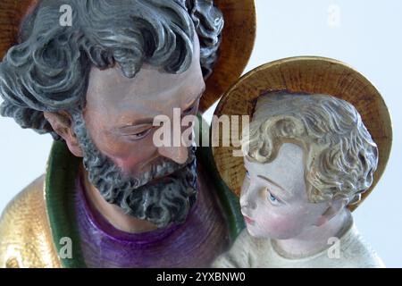 San Giuseppe in braccio Gesù bambino, statua nella chiesa dell'assunzione della Vergine Maria a Brodsko Vinogorje, Croazia Foto Stock