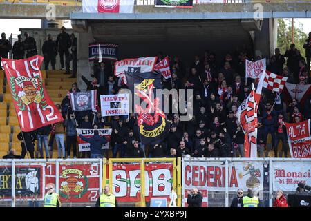 Lecce, Italia. 15 dicembre 2024. AC Monza Supporters durante US Lecce vs AC Monza, partita italiana di serie A a Lecce, 15 dicembre 2024 Credit: Independent Photo Agency/Alamy Live News Foto Stock