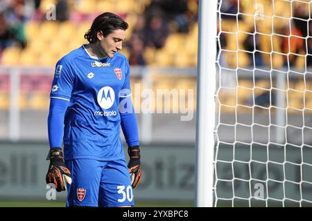 Lecce, Italia. 15 dicembre 2024. Stefano Turati dell'AC Monza guarda durante la partita di serie A A Lecce, 15 dicembre 2024 Credit: Independent Photo Agency/Alamy Live News Foto Stock