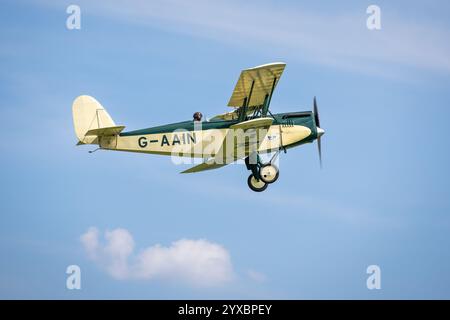 1929 Parnell Elf 'G-AAIN' in volo al Best of British Air Show tenutosi a Shuttleworth il 12 maggio 2024. Foto Stock