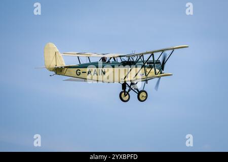 1929 Parnell Elf 'G-AAIN' in volo al Best of British Air Show tenutosi a Shuttleworth il 12 maggio 2024. Foto Stock