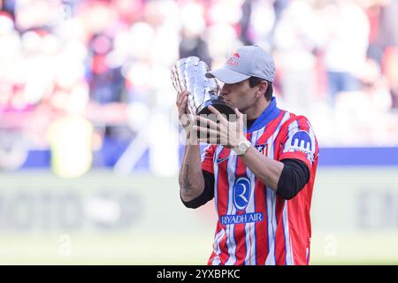 MADRID, SPAGNA - 15 dicembre: Il campione del mondo Moto GP Jorge Martin celebra il suo campionato durante la partita della Liga 2024/25 tra l'Atletico de Madrid e Getafe allo Stadio Riyadh Air Metropolitano. (Foto di Guillermo Martinez) credito: Guillermo Martinez/Alamy Live News Foto Stock