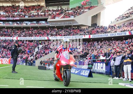 MADRID, SPAGNA - 15 dicembre: Il campione del mondo Moto GP Jorge Martin celebra il suo campionato durante la partita della Liga 2024/25 tra l'Atletico de Madrid e Getafe allo Stadio Riyadh Air Metropolitano. (Foto di Guillermo Martinez) credito: Guillermo Martinez/Alamy Live News Foto Stock