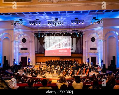 Erevan, Armenia - 11 dicembre 2024: Concerto musicale nella sala concerti Aram Khatchaturian nel Teatro dell'Opera di Erevan nella città di Erevan nella notte d'inverno Foto Stock