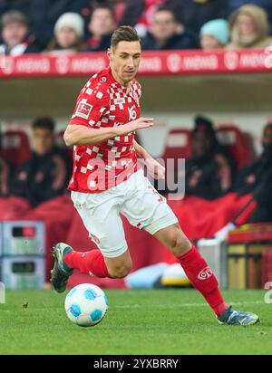 Dominik Kohr, MZ 31 nella partita FSV MAINZ 05 - FC BAYERN MUENCHEN 2-1 il 14 dicembre 2024 a Magonza, Germania. Stagione 2024/2025, 1.Bundesliga, FCB, München, giorno 14, 14.Spieltag fotografo: Peter Schatz - LE NORMATIVE DFL VIETANO QUALSIASI USO DI FOTOGRAFIE come SEQUENZE DI IMMAGINI e/o QUASI-VIDEO - Foto Stock