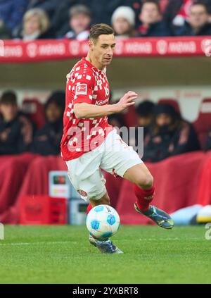 Dominik Kohr, MZ 31 nella partita FSV MAINZ 05 - FC BAYERN MUENCHEN 2-1 il 14 dicembre 2024 a Magonza, Germania. Stagione 2024/2025, 1.Bundesliga, FCB, München, giorno 14, 14.Spieltag fotografo: Peter Schatz - LE NORMATIVE DFL VIETANO QUALSIASI USO DI FOTOGRAFIE come SEQUENZE DI IMMAGINI e/o QUASI-VIDEO - Foto Stock