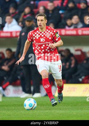 Dominik Kohr, MZ 31 nella partita FSV MAINZ 05 - FC BAYERN MUENCHEN 2-1 il 14 dicembre 2024 a Magonza, Germania. Stagione 2024/2025, 1.Bundesliga, FCB, München, giorno 14, 14.Spieltag fotografo: Peter Schatz - LE NORMATIVE DFL VIETANO QUALSIASI USO DI FOTOGRAFIE come SEQUENZE DI IMMAGINI e/o QUASI-VIDEO - Foto Stock