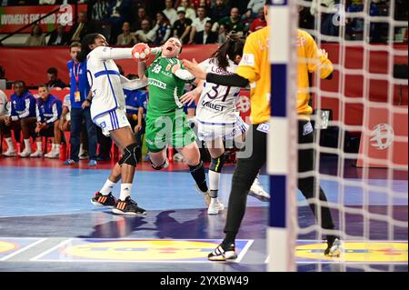 Vienna, Austria. 15 dicembre 2024. VIENNA, AUSTRIA - 15 DICEMBRE: L'Ungheria Petra Vamos lancia in porta con la francese Grace Zaadi Deuna e Lucie Granier in difesa durante il match di piazzamento femminile EHF EURO 2024 3/4 tra Francia e Ungheria a Wiener Stadthalle il 15 dicembre 2024 a Vienna, Austria.241215 SEPA 38 006 - 20241215 PD4625 credito: APA-PictureDesk/Alamy Live News Foto Stock