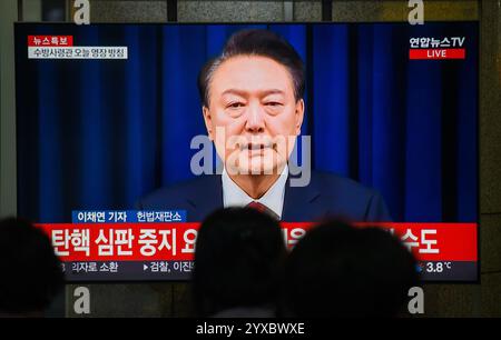 Seoul, Corea del Sud. 15 dicembre 2024. Una trasmissione televisiva Yonhapnews 24 ore su 24 alla stazione ferroviaria di Yongsan che mostra una trasmissione di notizie con il filmato del presidente Yoon Suk Yeol. L'Assemblea nazionale della Corea del Sud votò per implorare il presidente Yoon Suk Yeol per la sua imposizione della legge marziale, sospendendolo dai suoi doveri fino a quando la Corte costituzionale non deciderà se reintegrarlo o rimuoverlo dall'incarico. Credito: SOPA Images Limited/Alamy Live News Foto Stock
