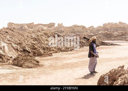 Guardia di sicurezza con il paesaggio vulcanico di Dallol sullo sfondo, Etiopia Foto Stock